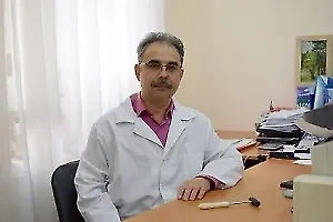 Odamda oyoq-qo‘l falaji, nutq qiyinchiliklari va yuz asimmetriyasi bo‘lmasligi mumkin. Lekin masalan, u narsalarga urilib qoladi, chunki ko‘rish maydonining bir qismi e’tibordan chetda qoladi: odam ko‘rish maydonining bir qismi cheklanganini sezmaydi. Agar bu zonaga narsalar tushsa, u shunchaki urilib qolishi, qarshisidagi to‘siqni yoki qarshi yurgan odamni ko‘rmasligi mumkin. Bu kasallik shakllaridan biri.