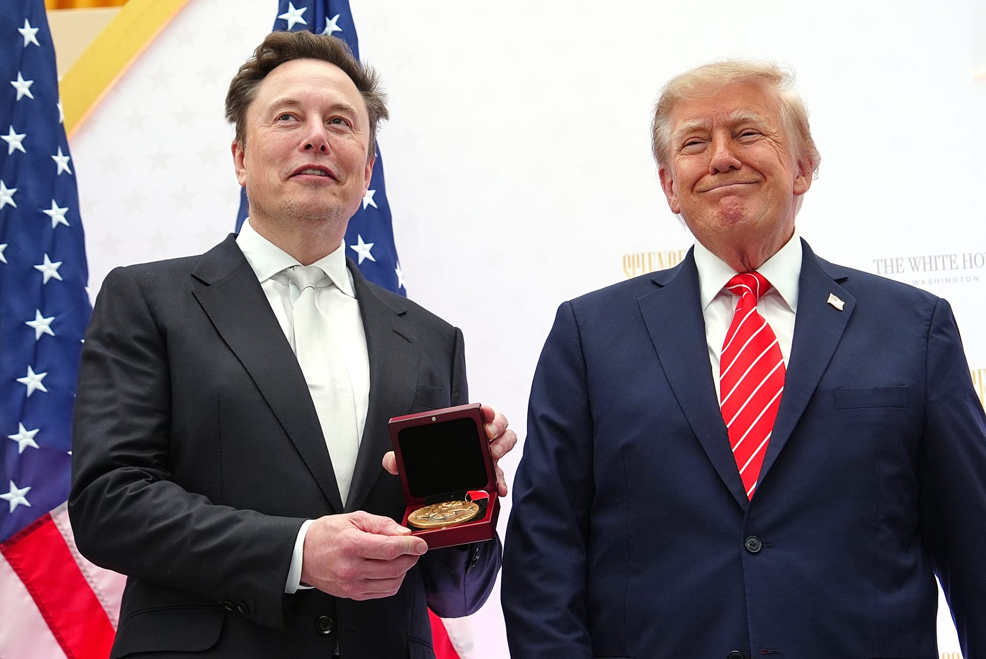 АРХИВ. Президент США Дональд Трамп вручает Национальную научную медаль Илону Маску во время мероприятия в Институте мира США в Вашингтоне, 8 октября 2026 года