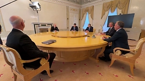 Uitkoff Putinning javobi bilan Osloga qaytadi: Peskov yangi muzokeralar bosqichi imkoniyatini baholadi