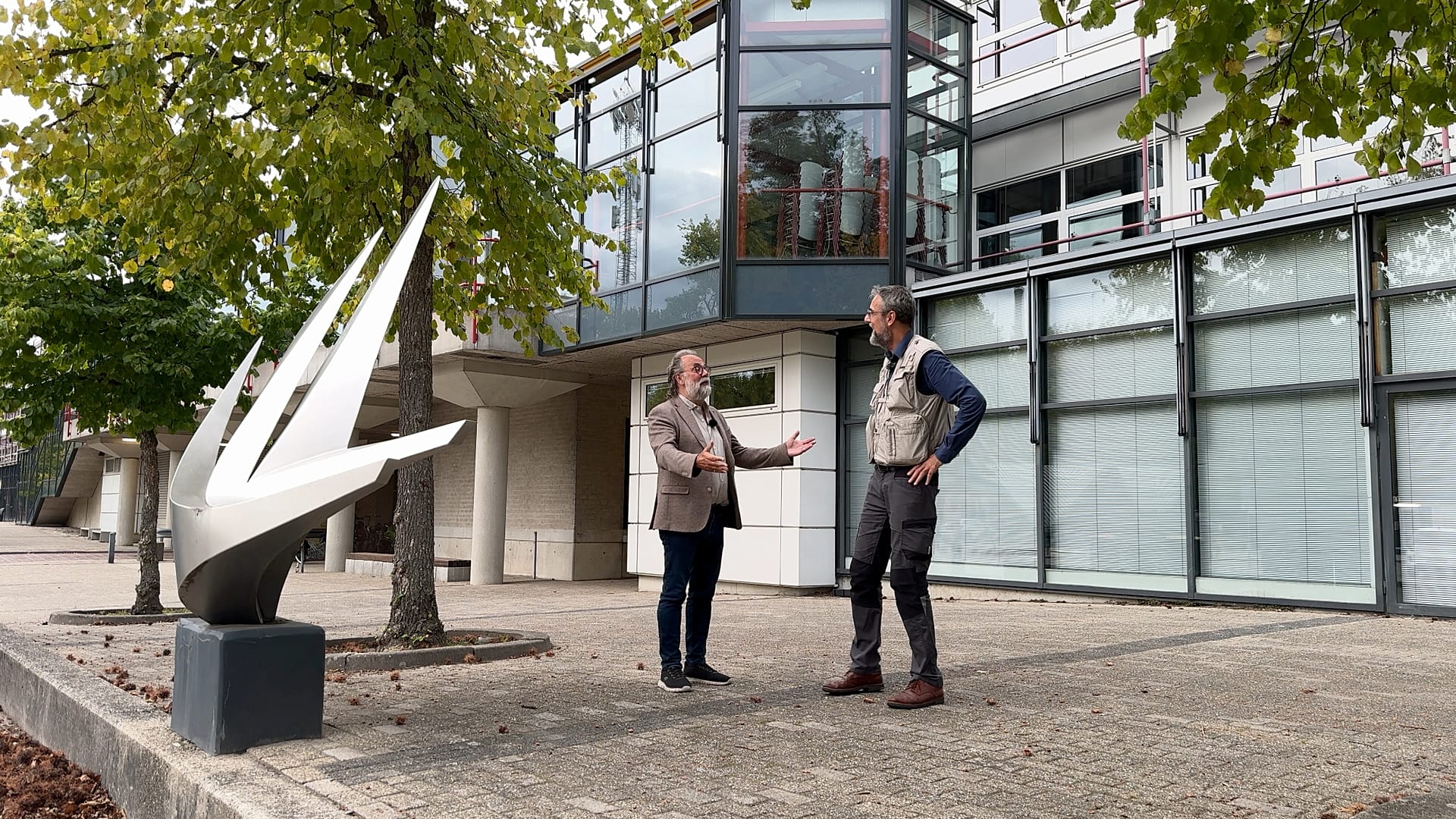 Euronews Earth met with Maarten Steinbuch (at the left), a renowned Professor of Mechanical Engineering at Eindhoven University of Technology.
