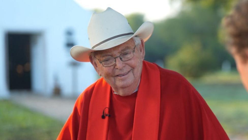 Roy Snipes otasi Texasdagi çerkovi oldida
