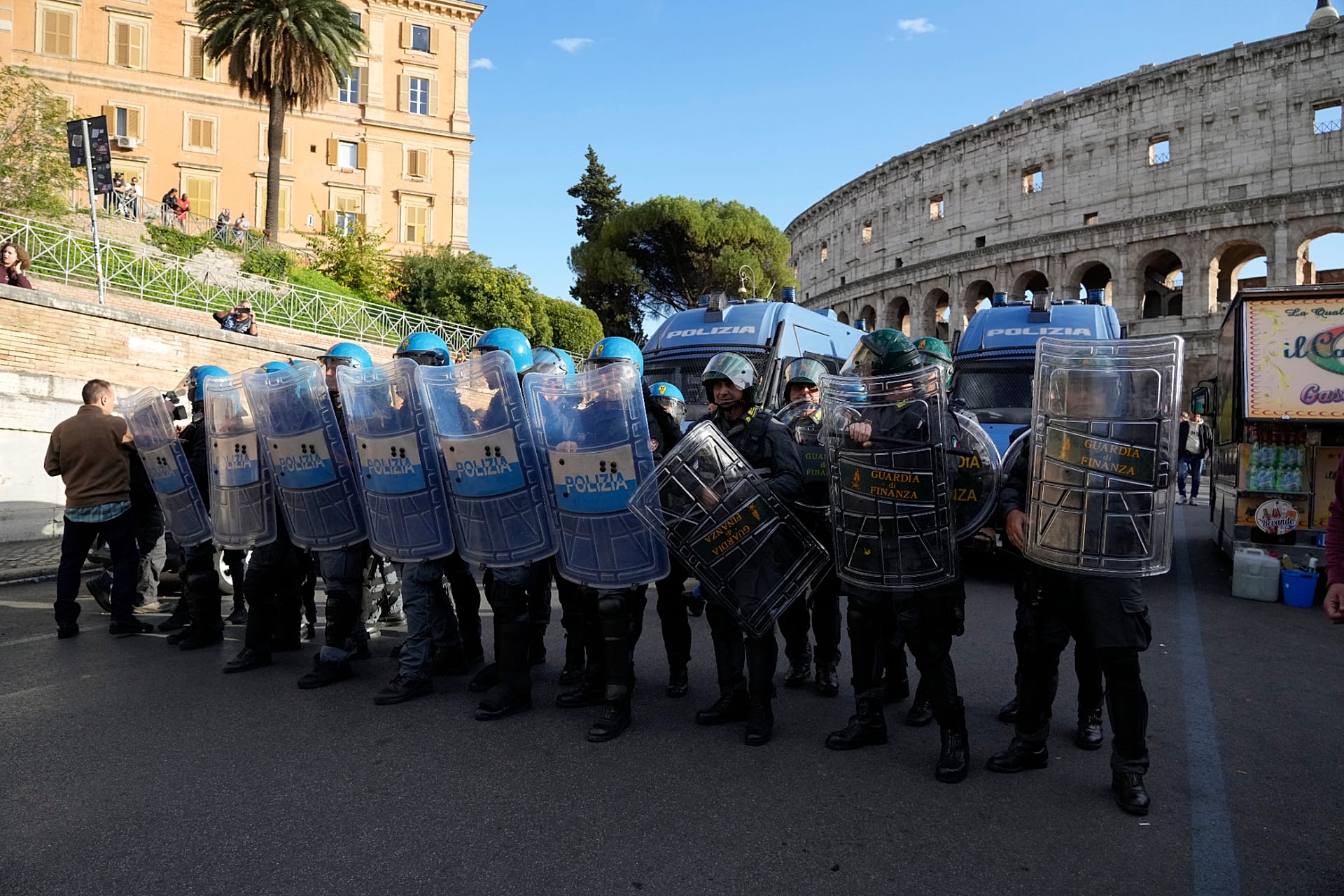 Italiyaning Rim shahrida 2026-yil 24-oktyabr, shanba kuni qayta qurollanishga va urushlarda Italiyaning ishtirokiga qarshi chiqayotgan tinchlik tarafdari faollarini tartibni saqlash politsiyasi kuzatmoqda.
