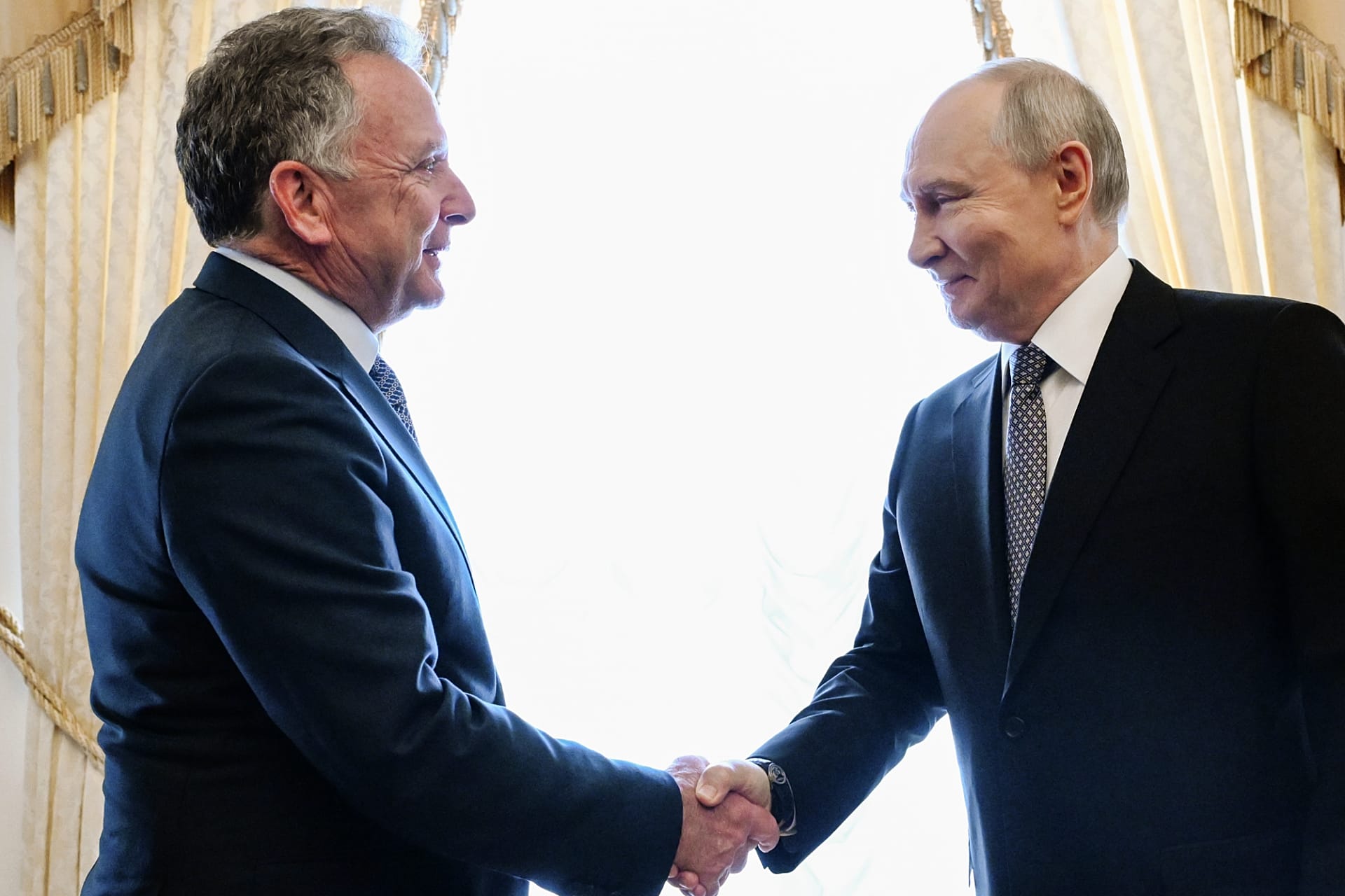 Rossiya prezidenti Vladimir Putin (o‘ngda) va AQShning maxsus elchisi Stiv Vitkoff muzokaralardan oldin Sankt-Peterburgdagi Konstantin saroyida qo‘l silkitmoqda, 21.10.2026