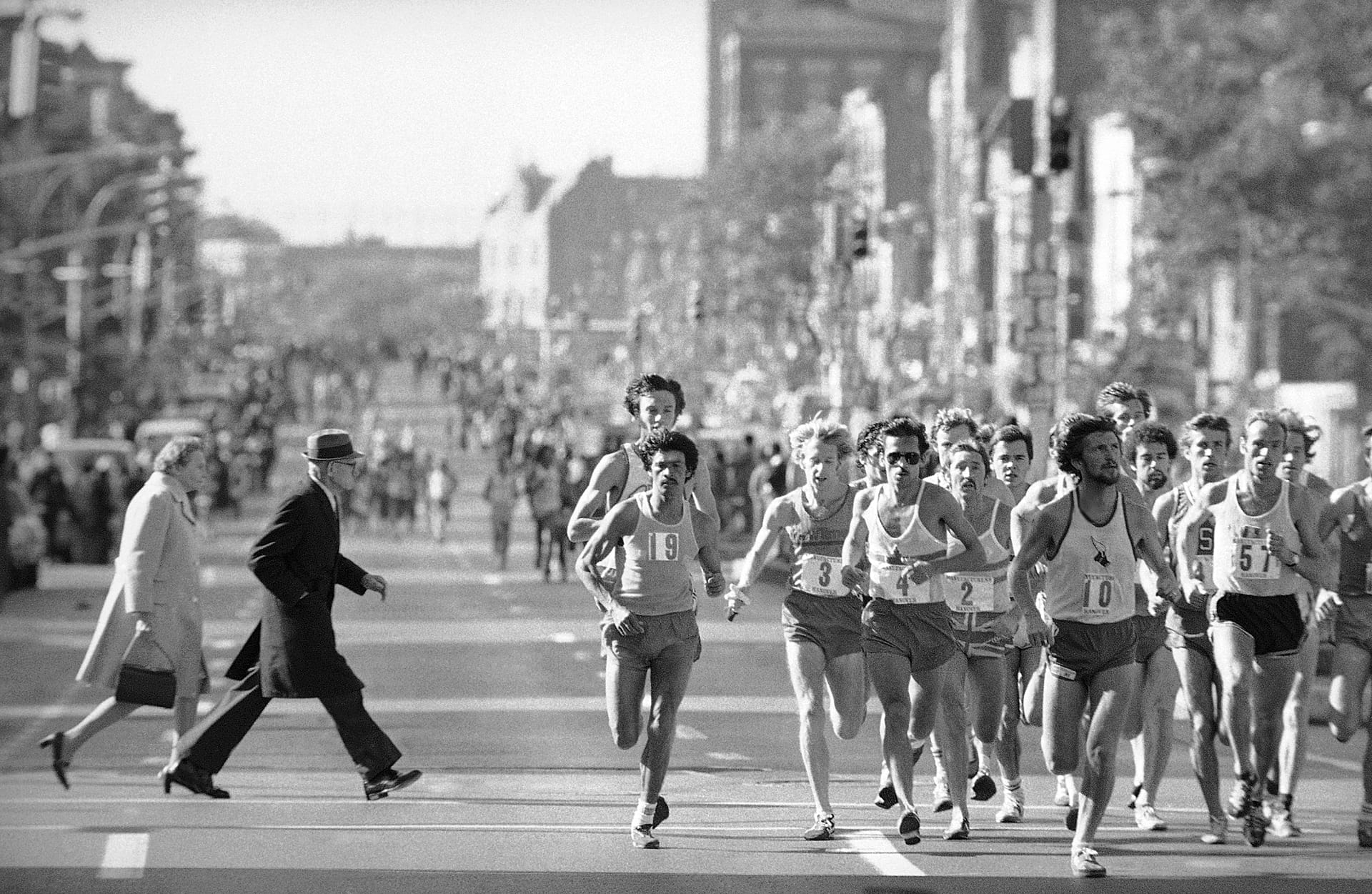 1977-yil 23-oktabr, yakshanba, Nyu-York. 5 000 uzoq masofali yuguruvchi Verrazado-Narrows ko‘prigidan o‘tib, Nyu-Yorkning besh boro’si bo‘ylab yugurib, Markaziy parkda finishga yetdi