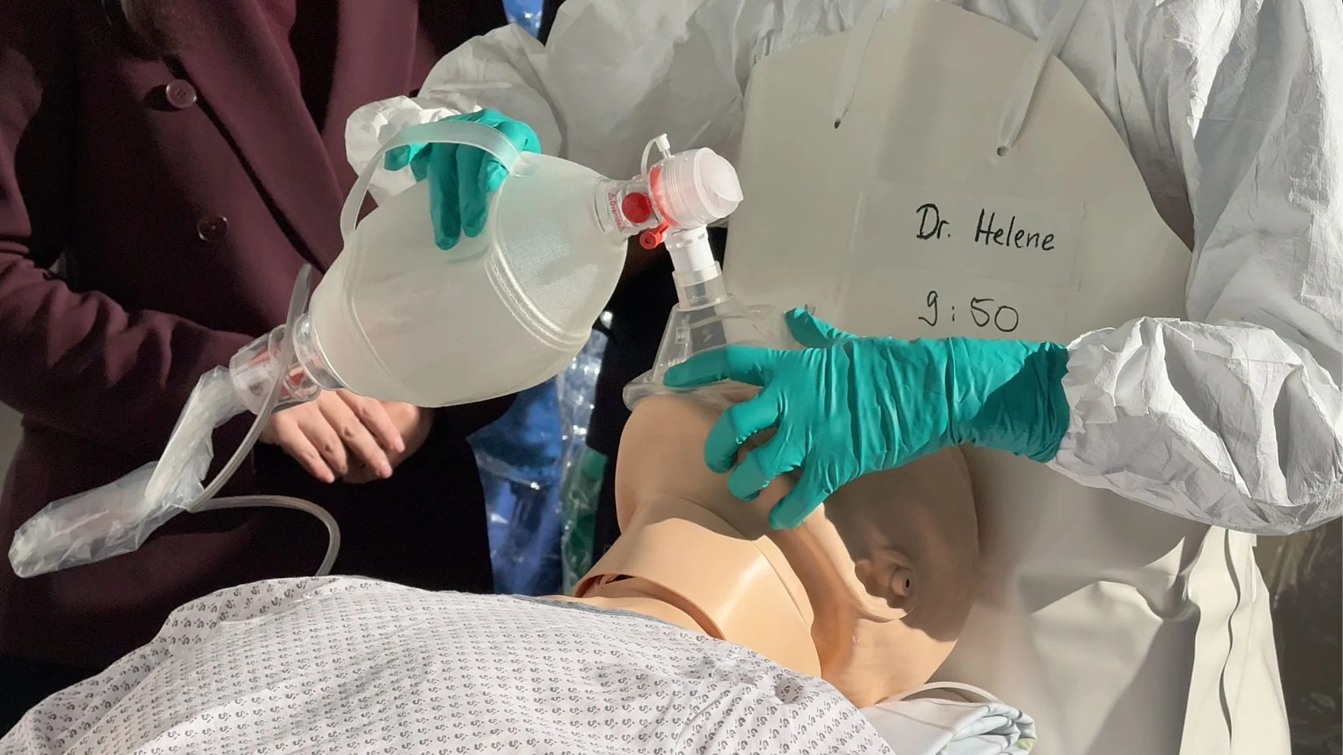 A simulation at the Development Ministry shows how protective equipment is used.
