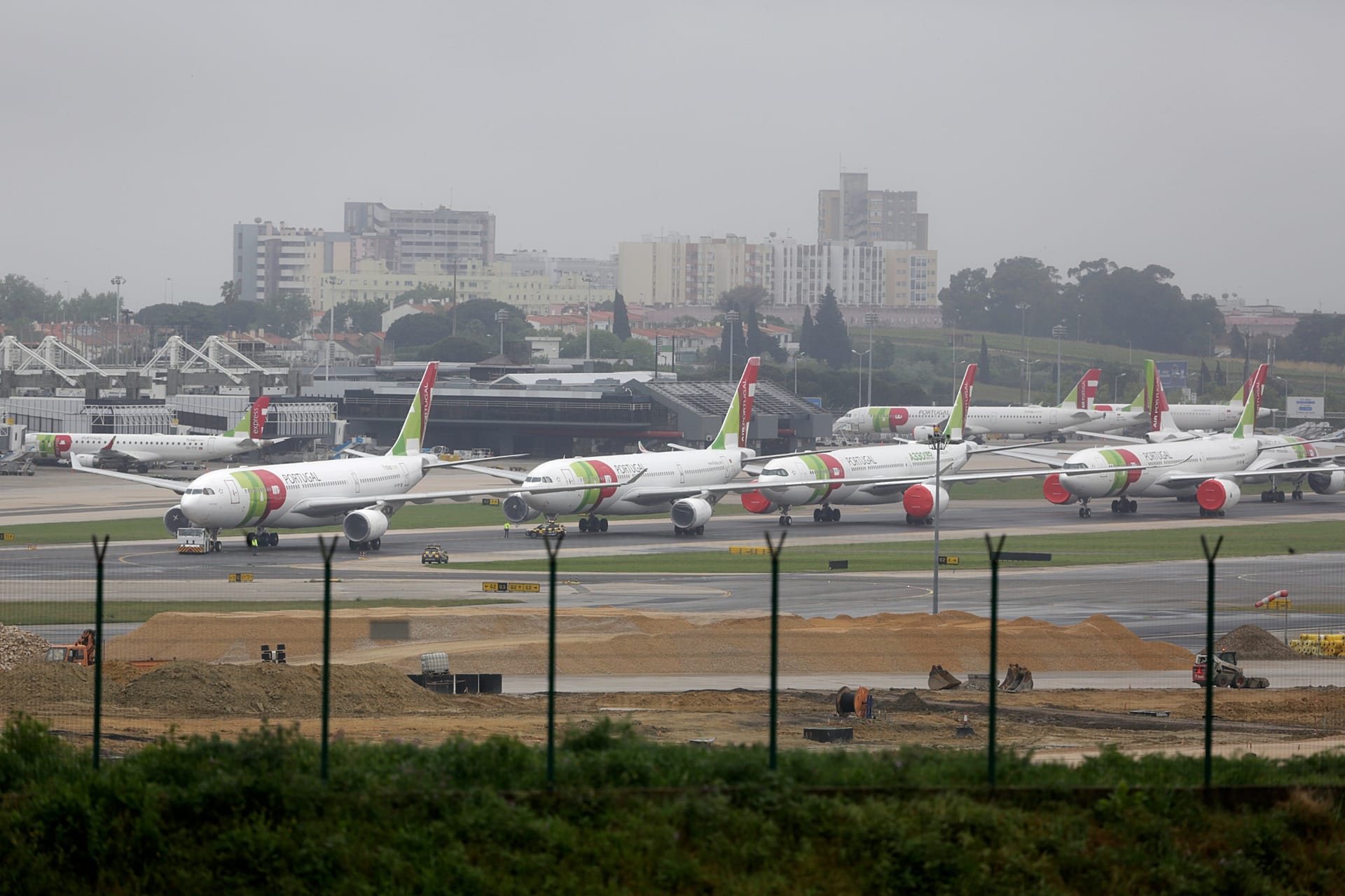 АРХИВ. Самолеты TAP Air Portugal на стоянке в аэропорту Лиссабона, 9 апреля 2020 года