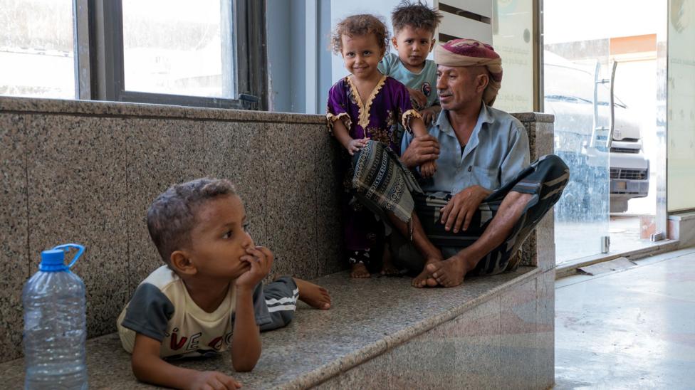 Bajash Ali Sagir Hassan (o'ngda) kichik farzandlari bilan, Yamanning Aden shahridagi kasalxonada