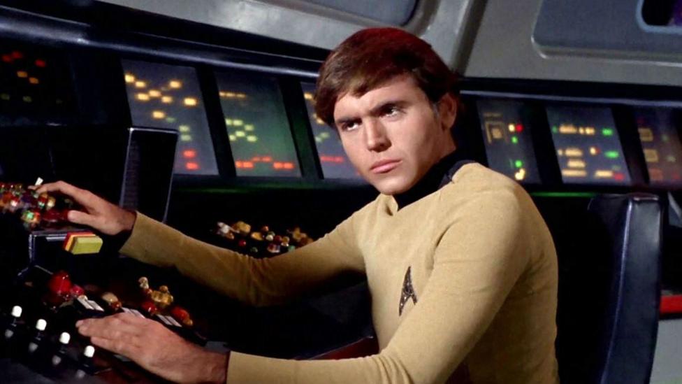 Uolter Koenig 1968-yilgi Star Trek epizodida USS Enterprise kemasida Pavel Chexov rolini o‘ynagan holda