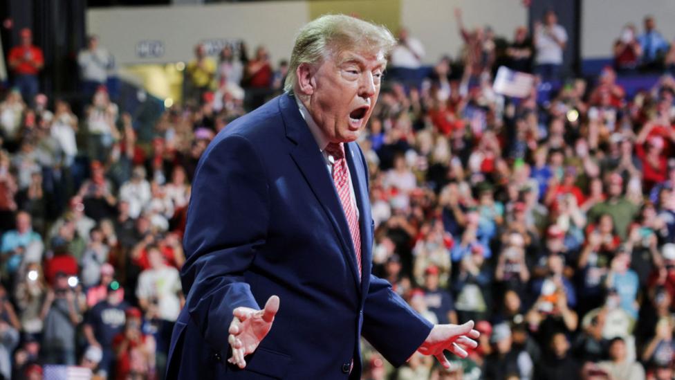 AQSh prezidenti Donald Tramp 19-oktyabrda Kanzas shtatida respublikachi AQSh Senati a’zoligiga qayta saylanish nomzodi Rojer Marshallni qo‘llab-quvvatlash uchun o‘tkazilgan mitingda. U ko‘k kostyum, oq ko‘ylak va qizil-oq naqshli galstuk kiygan