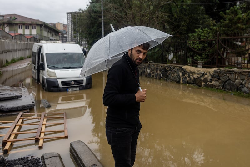 Turkiyaning Istanbul şahrida juda kuçli yomğirdan söng bir erkak suv böyida turgan. Istanbul valisi Davut Gül ma'lumotiga köra, kuçli suv toşqini 84 yil içidagi eng şiddatli yomğirga sabab bölib, kamida ikki kişi halok bölgan. Getty Images