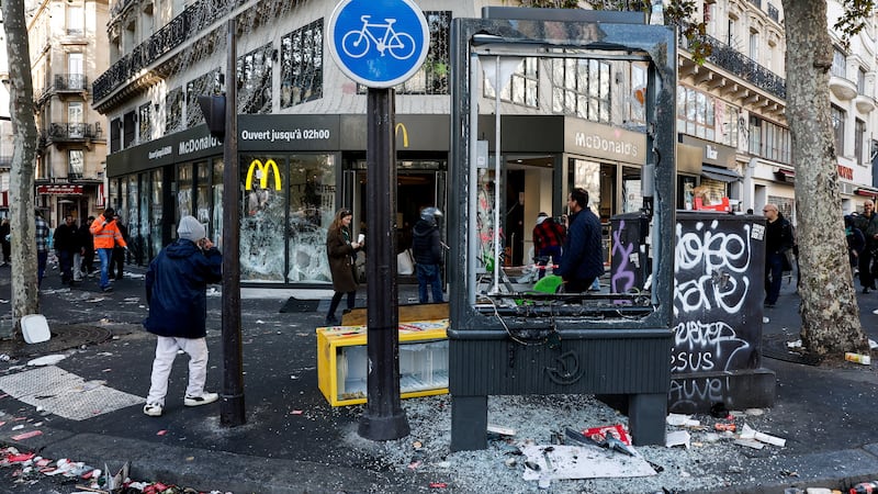 Ресторан McDonald's после того, как его окна были разбиты, в Париже. Reuters