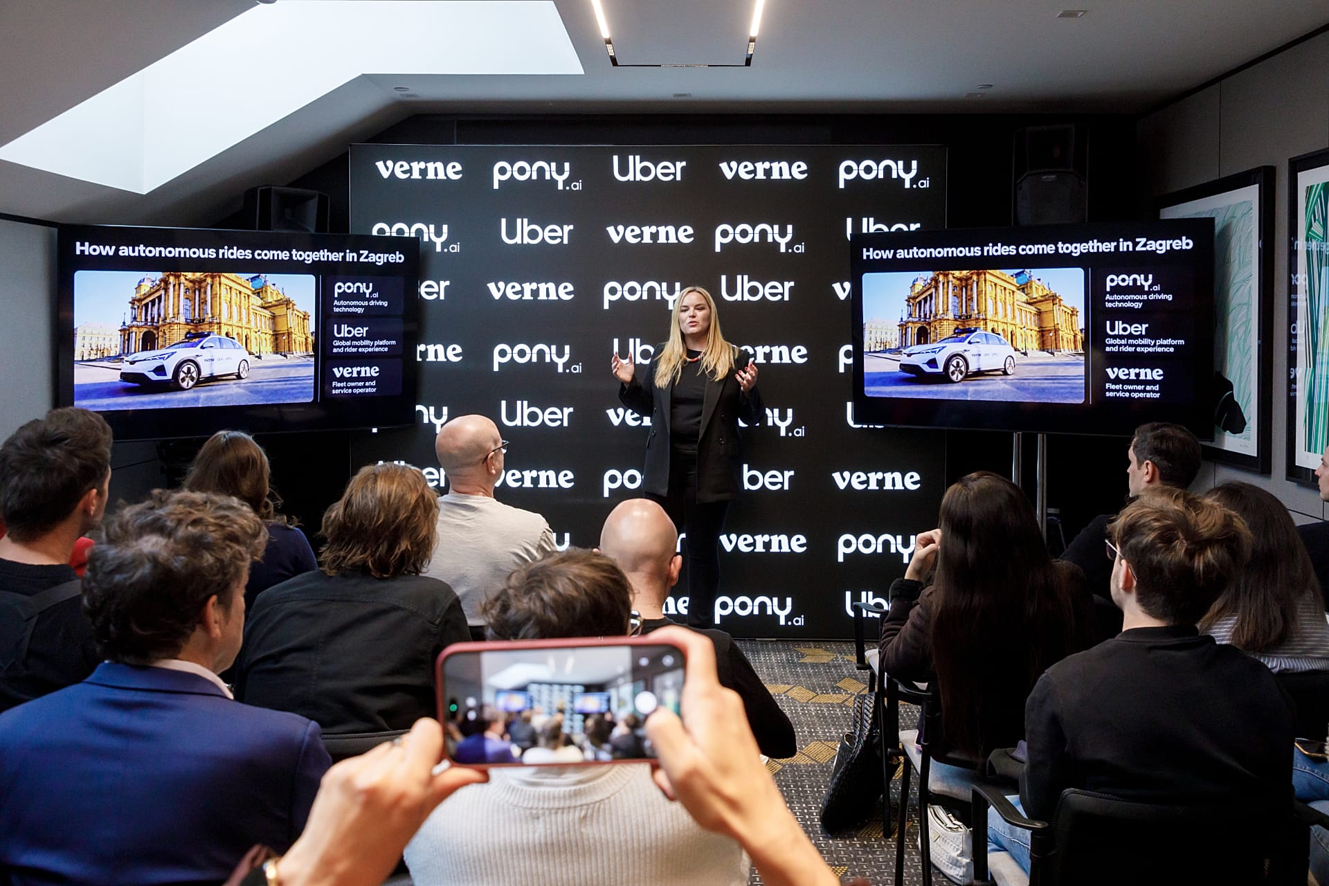 Annie Duvnjak, Global Head of Autonomous Mobility Operations at Uber, presents the partnership to journalists.