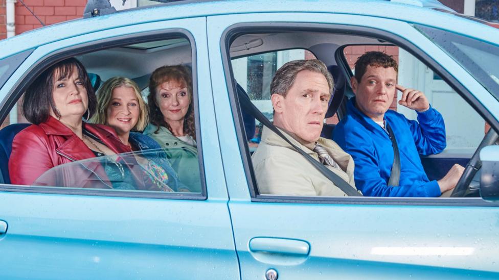 Gavin & Stacey seriali aktyorlari 2024-yilgi Rojdan maxsus qismida ko'k mashinada o'tirishgan