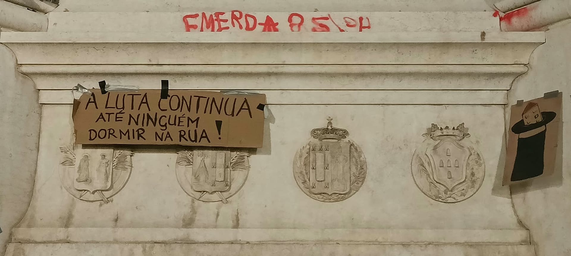 Rossiu maydonidagi D. Pedro IV haykaliga o‘rnatilgan bannerda portugal tilida «Ko‘chada hech kim uxlamaguncha kurash davom etadi» deb yozilgan. Lissabon, 24.10.2026