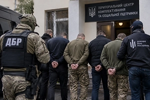 Öqqa tutib, öqni yaradan çiqarişga majbur qilişdi: Ukrainada beşta harbiy komissar qiynoqqlarda qölga olindi