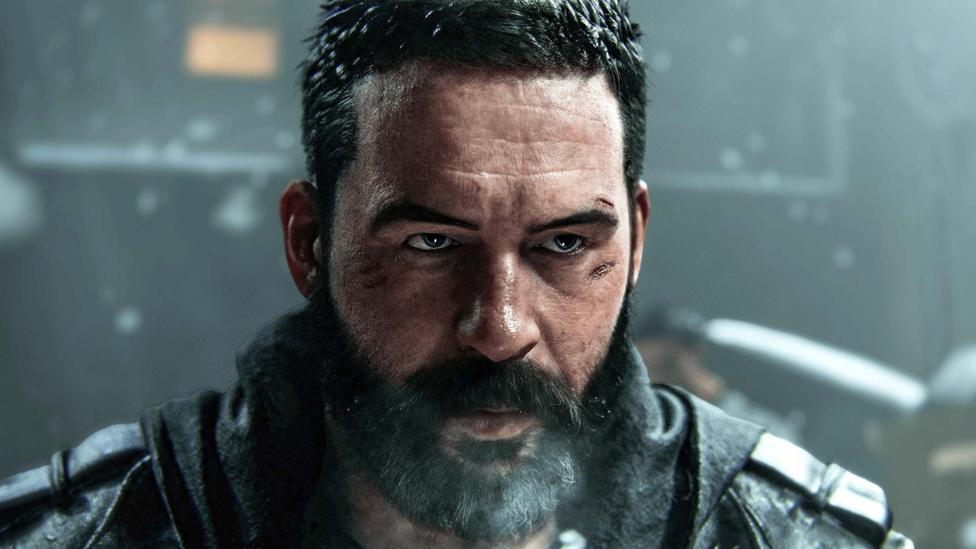 Персонаж из Call of Duty Modern Warfare 4. У солдата короткие тёмные волосы и борода, со шрамами над левым глазом. У него серьёзное выражение лица, позади в тёмном фоне падает снег.