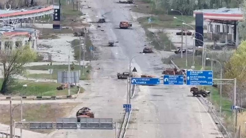 2026-yil 24-sentabrda e’lon qilingan sanasi ko‘rsatilmagan dron videosidan olingan kadrga ko‘ra, Rossiya nazorati ostidagi Ukrainaning Xerson viloyatidagi Oleshki shahri ko‘chasida vayron bo‘lgan avtomobillar turibdi.