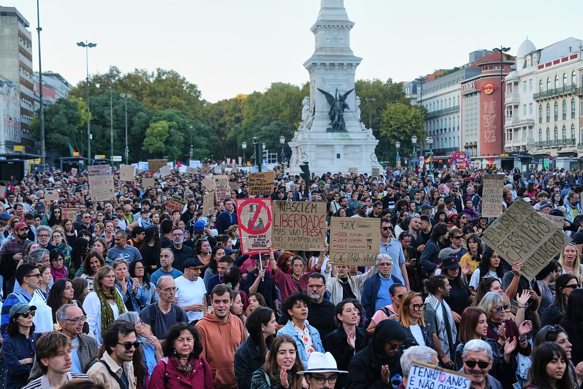 2026 yil 24 oktabr, shanba kuni Portugaliyaning Lissabon shahrida arzon uy-joy talabi bilan o‘tkazilgan protestda odamlar yurishmoqda. (AP Photo/Ana Brigida)