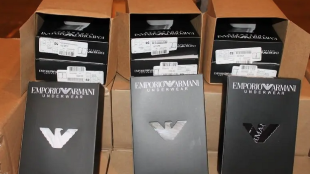 Soxta Emporio Armani brendi ostidagi ichki kiyimlar qutilari.