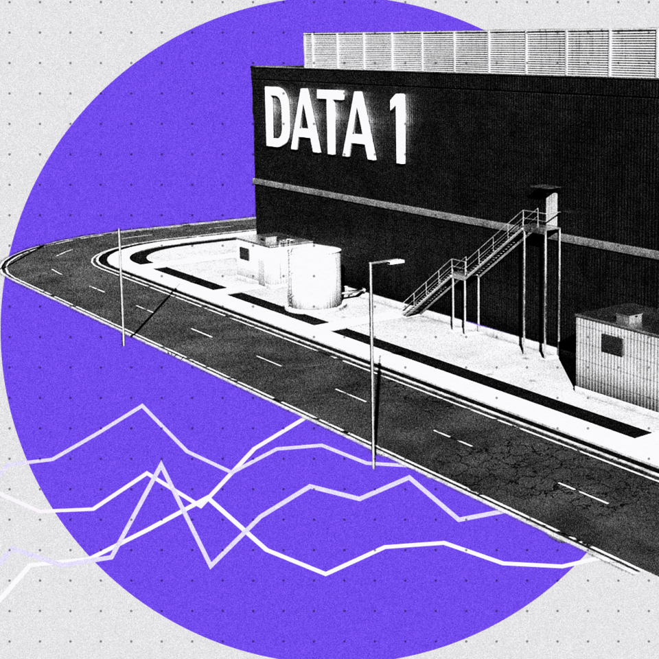 Обработанное изображение дата-центра. Чёрно-белое изображение здания размещено на ярком фиолетовом фоне, пересечённом зигзагообразными белыми линиями.