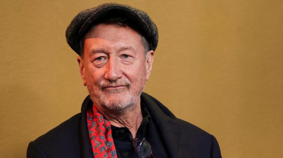 Steven Knight 2026-yil 2-martda bo'lib o'tgan Peaky Blinders: The Immortal Man premyerasida Peaky Blinders uslubidagi tekis kiygan holda