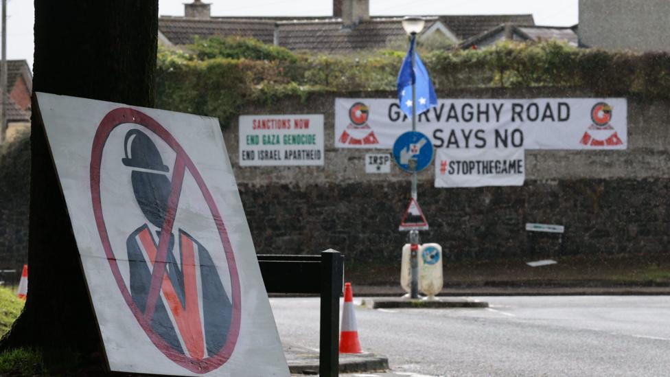Garvagi-ruddagi plakatlar: «Garvagi-rudd yo‘q deydi. Sanaksiyonlar hozir. G‘azo genotsidiga chek» va «Isroil aparteidiga chek» degan yozuvlar bilan oranjist tasviri ustida «kirish taqiqlangan» belgisi tushirilgan plakat.