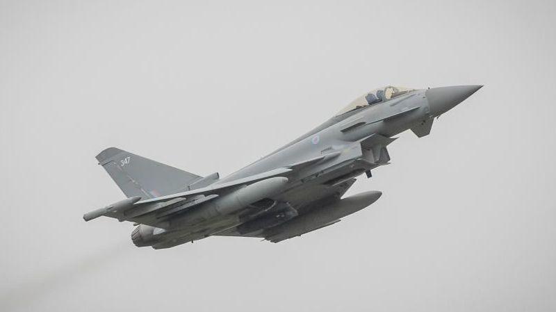 Qorong'i osmonda uchayotgan RAF Typhoon samolyoti