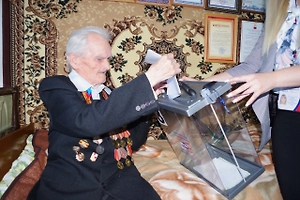 A 100-year-old veteran of the Great Patriotic War voted in the elections in the LNR