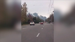 Kremençug ustida qalin tutun ustunlari: Harbiy muxbir neftni qayta işlaş zavodiga tungi raketa zarbasining oqibatlarini körsatdi