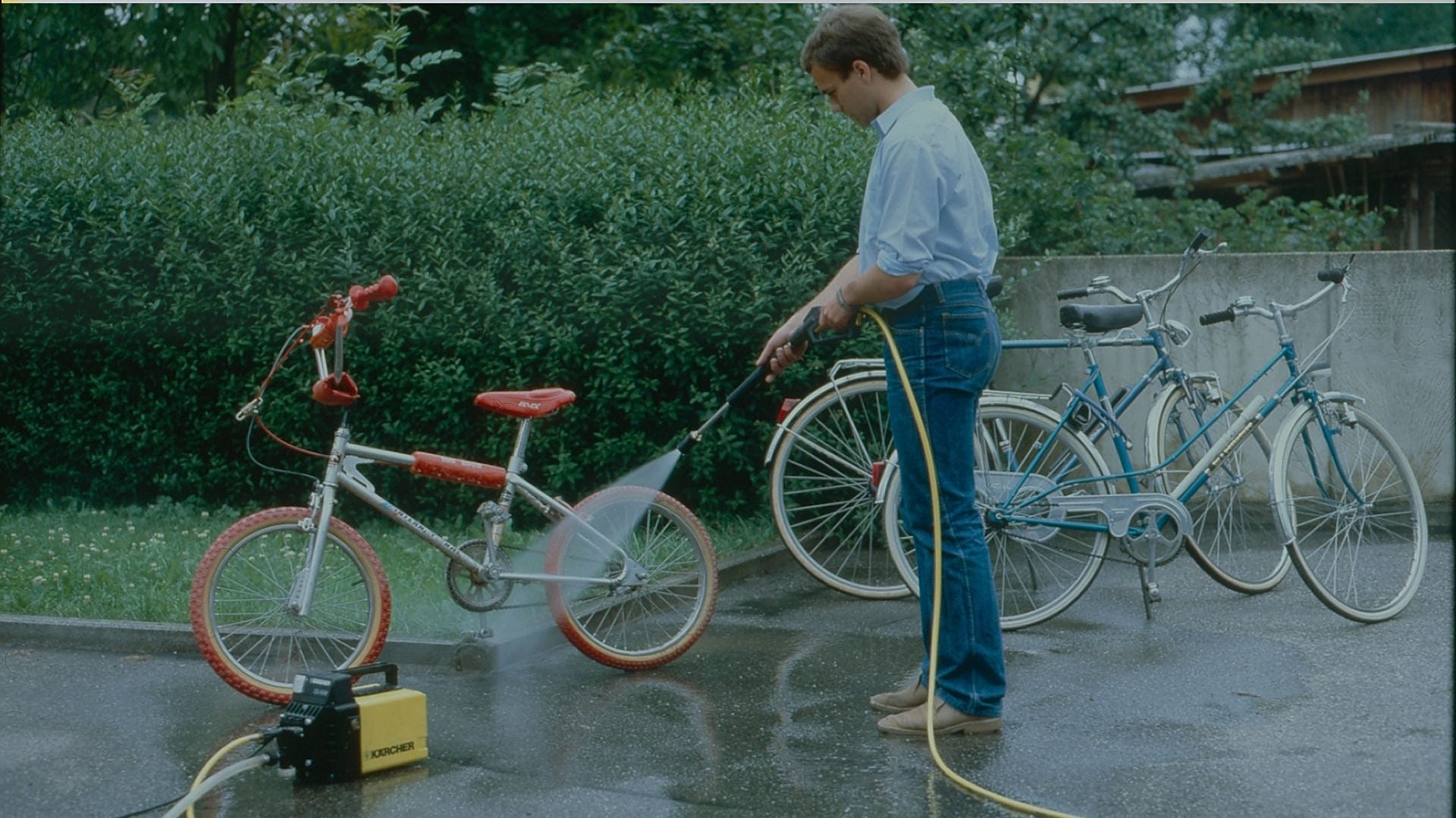 In 1984, Kärcher launched the world’s first portable high-pressure cleaner for domestic use. Its slogan was ‘Clean with high pressure – just like the professionals’.