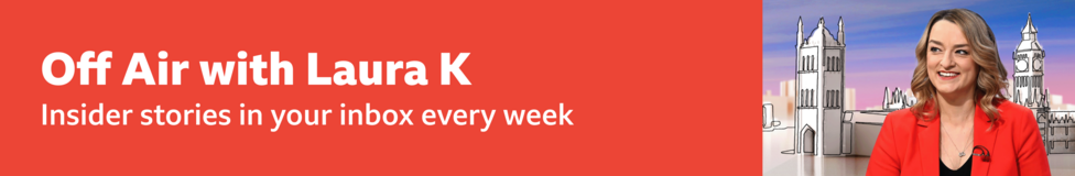 Узкий красный баннер, рекламирующий рассылку Off Air with Laura K, с текстом: «Insider stories in your inbox every week». Также на нём изображение ведущей Лоры Куэнсберг и иллюстрация здания парламента на фоне.
