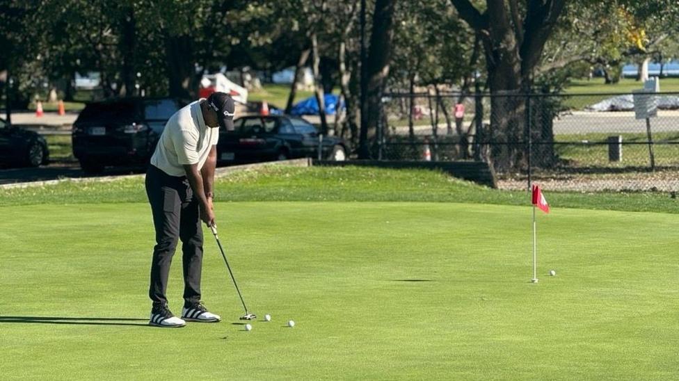 Jourdain Yardan East Potomac Golf Links maydonidagi teshikka zarba berayotgan paytda
