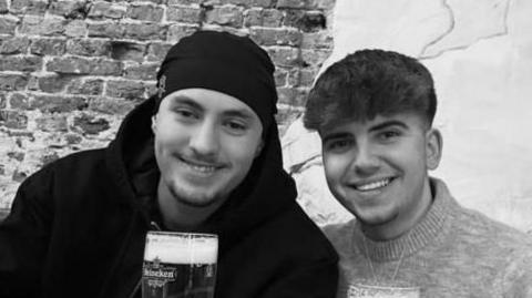 Eddi va Jeydenning yonma-yon tabassum bilan turgan qora-oq fotosi. Ikkalasi ham pivo bokalini ushlab turibdi. Jeyden boshida shlyapa, qisqa soqoli bor va qora xudida. Eddi qisqa to‘q sochli va sviter kiygan.