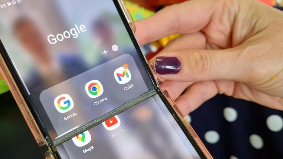 Zoe’ning bukiladigan telefoni buzila boshlagani surati