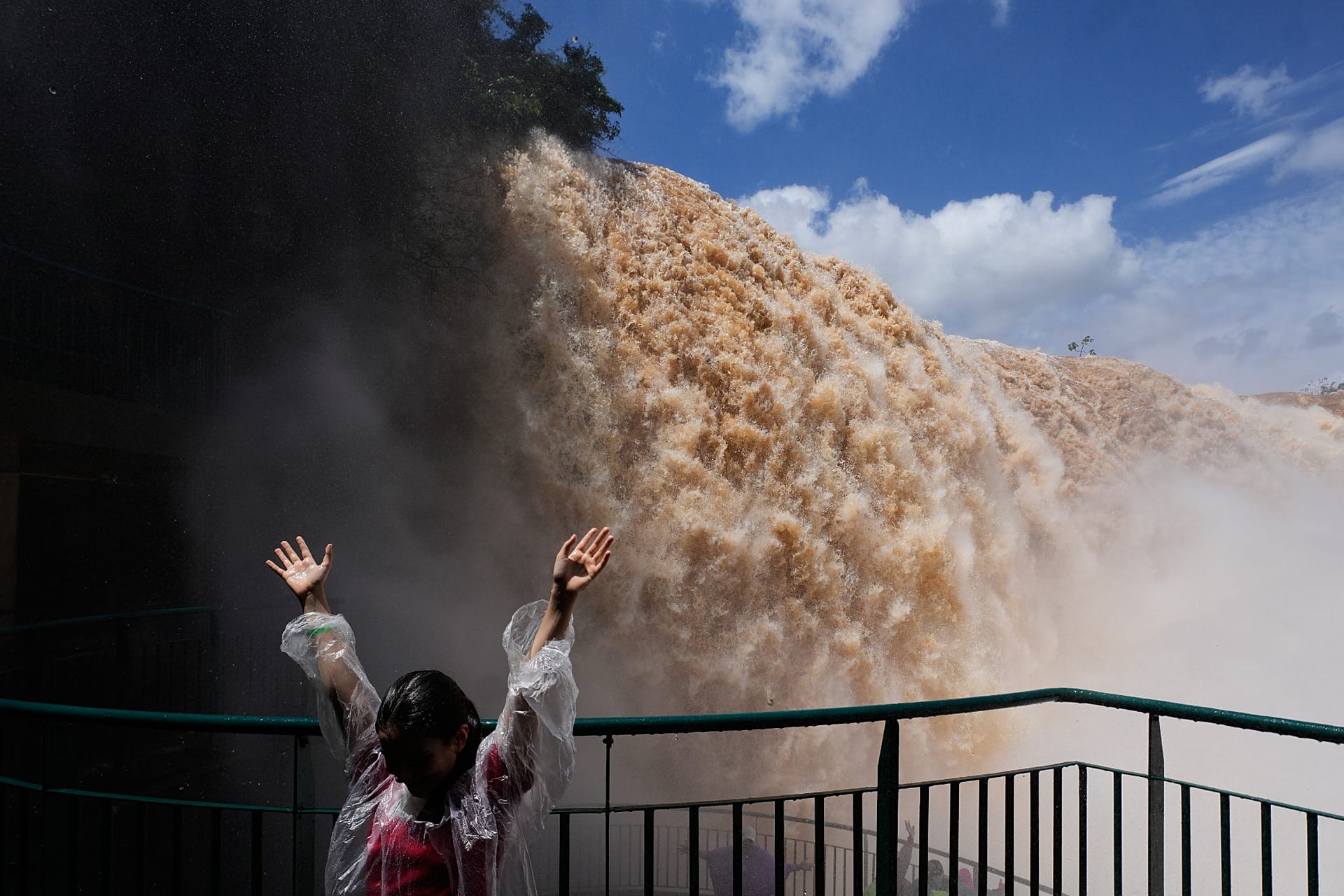 Bir sayyoh Braziliyaning Foz do Iguacu shahridagi Iguazu sharsharasiga qaragan piyoda yo'lakda turibdi, 2026-yil 16-oktabr, juma.