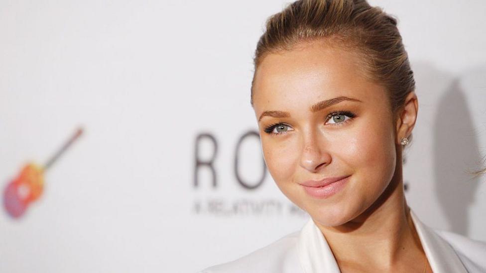 Hayden Panettiere smiles in a white blazer as she arrives to the 2009 Rock-N-Reel event held at Culver Studios on June 14, 2009 in California.