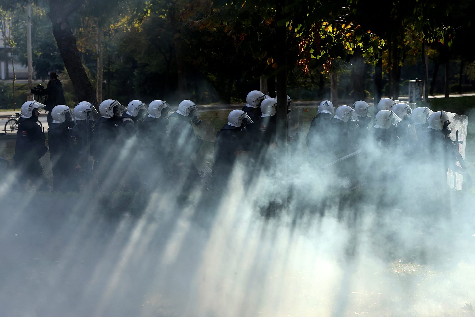 Albaniyaning Tirana shahrida 2026-yil 24-oktyabr, shanba kuni hukumatga qarshi mitingda tartibni saqlash politsiyasi oldinga siljimoqda. (AP Photo/Hameraldi Agolli)