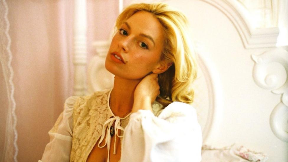 Аше позирует в свадебном платье на съёмочной площадке клипа Stop The Wedding