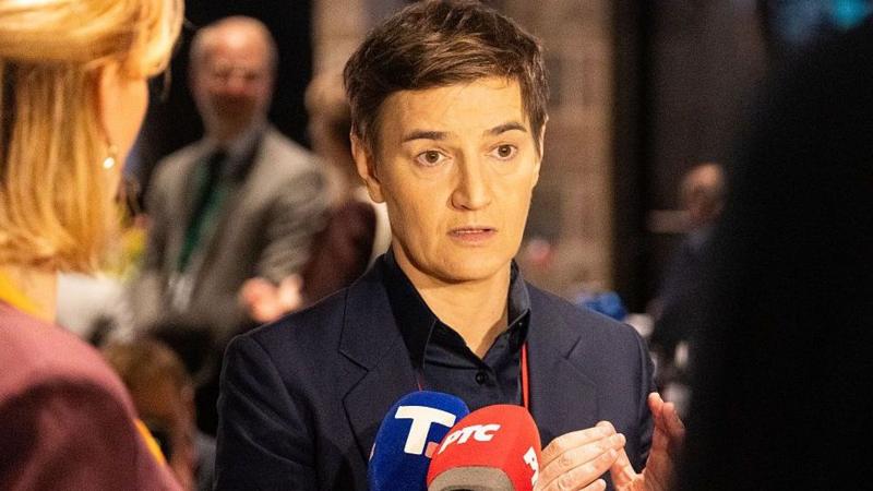Serbiya Milliy baği (NBS) sobiq raisi va «Talabalar röyxati — Talabalar ğalaba qozonadi» saylov röyxati nomzodi Dejan Šoškić parlament saylovining birinşi natijalari e'lon qilinganidan söng nişonlamoqda