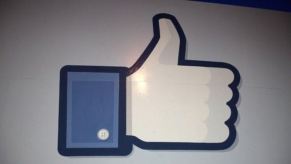 Знак «like» стоит у входа в штаб-квартиру Facebook 18 мая 2012 года в Менло-Парке, Калифорния