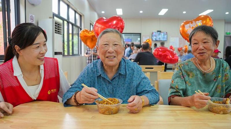 2026-yil 18-oktabrda Xitoyning Chjejiang provinsiyasi Xujou shahrida «Ikkilik to‘qqizlik» bayrami, ya’ni Chunszyan bayrami munosabati bilan jamoat parvarish markazida keksa aholi uzoq umr ramzi bo‘lgan uzun makaronni tatib ko‘rmoqda, yonlarida esa ko‘ngillilar turibdi.