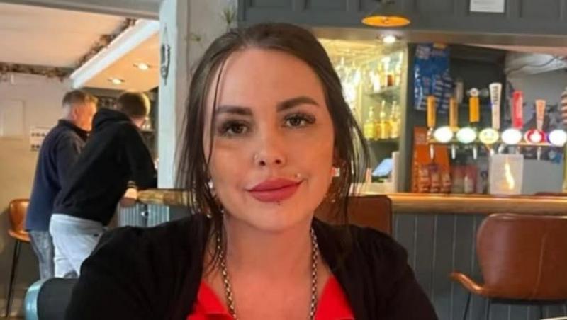 Bu fotoda Alisa kameraga tabassum bilan qaragan va barda o'tirgan