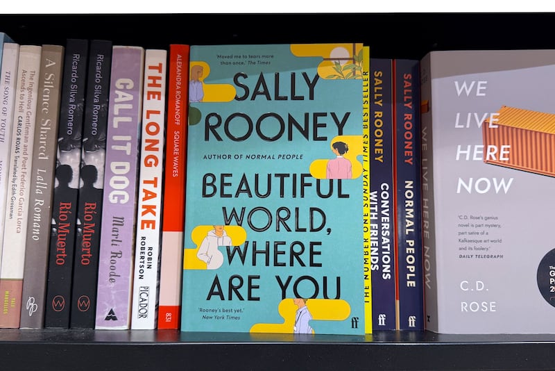 Yozuvchi Salli Runi (Sally Rooney) kitoblari irlandiyalik yozuvchi nashriyoti Faber endi uning kitoblarini Buyuk Britaniya savdo nuqtalariga yetkazib bermasligini aytishidan oldin Londondagi bir do‘konda namoyish etilmoqda. Getty Images