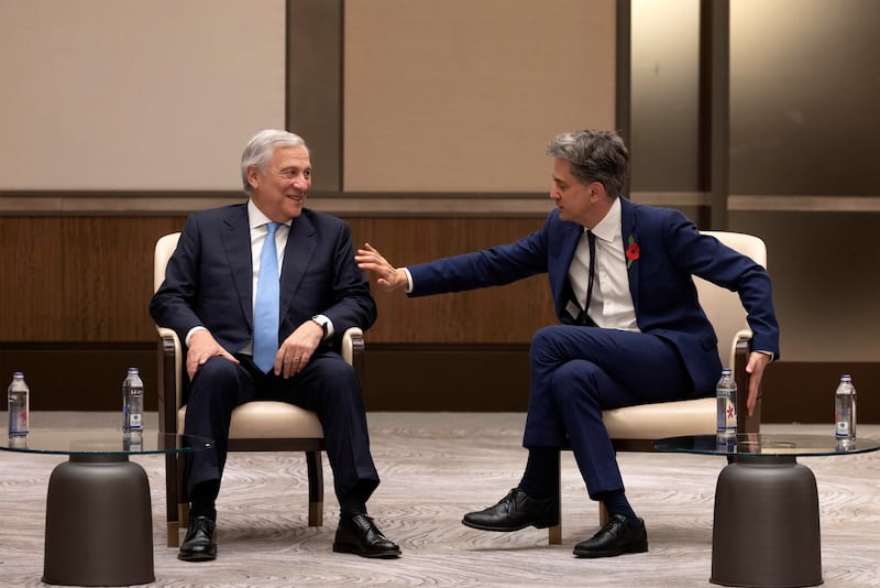 Antonio Tajani Buyuk Britaniya tashqi ishlar vaziri Ed Miliband bilan. EPA