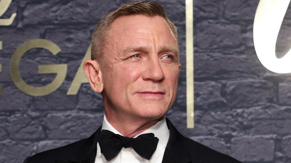 James Bond rolidagi kostyumda Daniel Craig