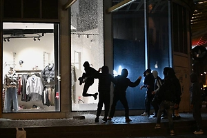Burned bicycles and smashed shop windows: Russians describe their vacation amid the riots in Paris