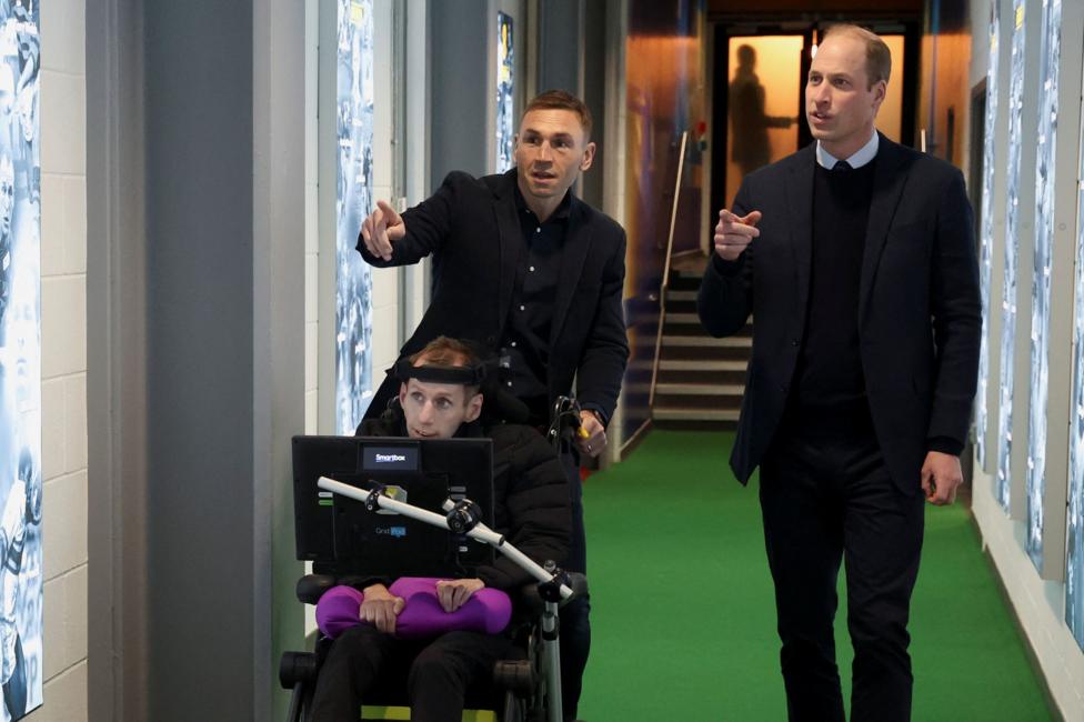 2024-yil 11-yanvarga oid arxiv surati: Uels shahzodasi (o‘ngda) Lidsdagi Headingley stadioniga tashrifi chog‘ida Rob Berrou (chapda) va Kevin Sinfield bilan uchrashmoqda.