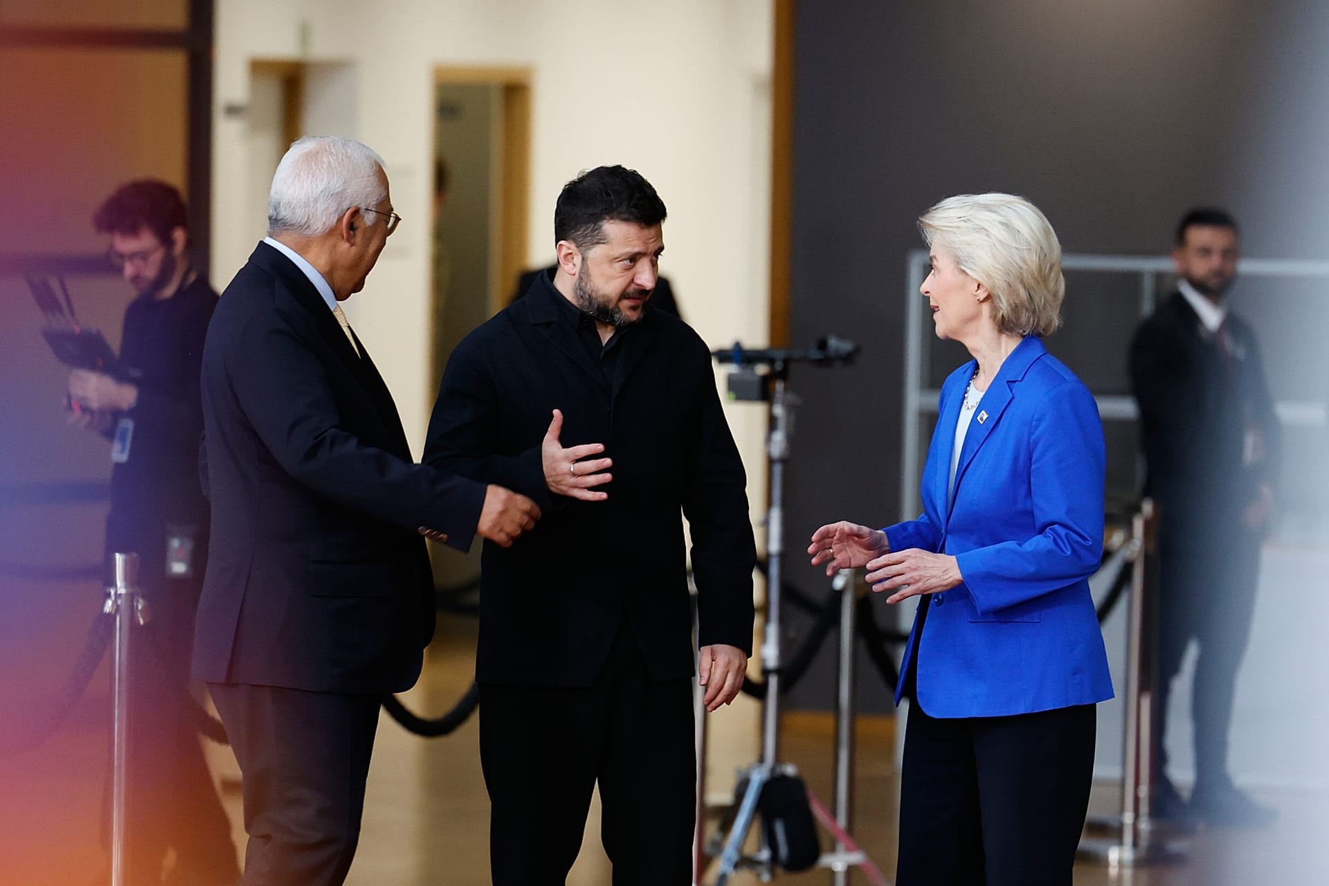 Antonio Costa, Volodymyr Zelenskyy and Ursula von der Leyen arrive for the EU summit at the European Council building in Brussels, 16 October, 2026