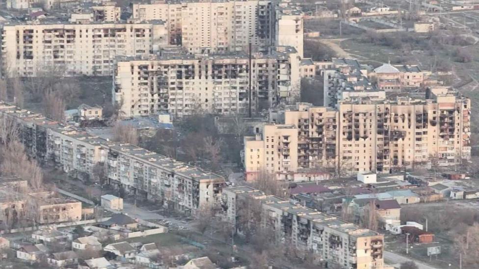 Ukrainadagi urushda vayron bo‘lgan binolar ko‘rinib turgan shahar manzarasi