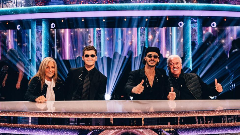 Jamie Miller va Antonio Cipriano Strictly hakamlari stoli orqasida Jamie’ning ota-onasi bilan o‘tiribdi.
